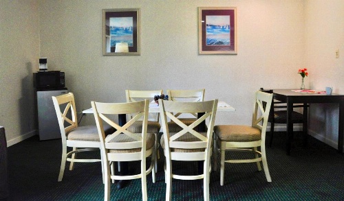 Azalea Inn & Suites image 13