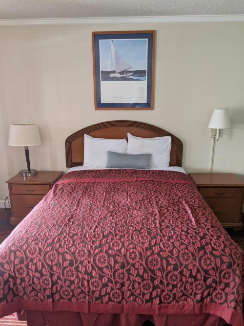 Azalea Inn & Suites image 4