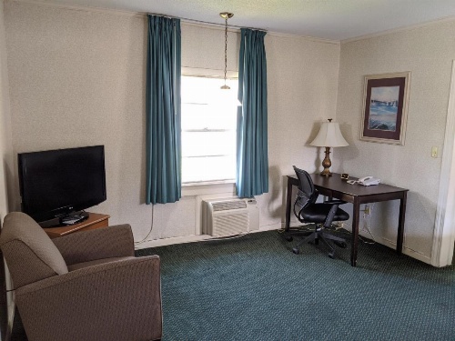 Azalea Inn & Suites image 5