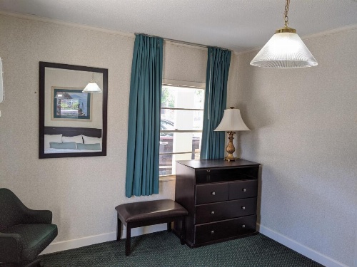 Azalea Inn & Suites image 6