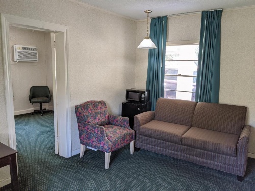 Azalea Inn & Suites image 7