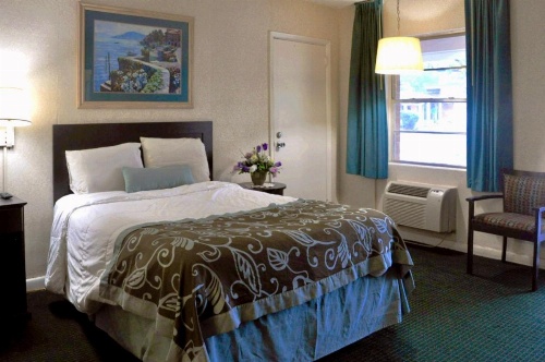 Azalea Inn & Suites image 9